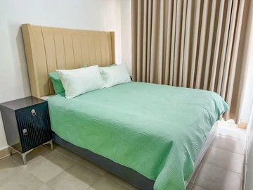 2 Bedroom Flat & Apartment