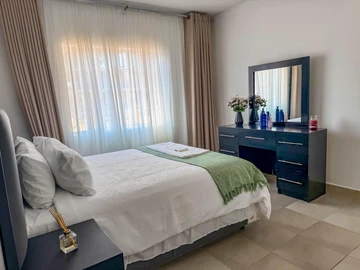 2 Bedroom Flat & Apartment